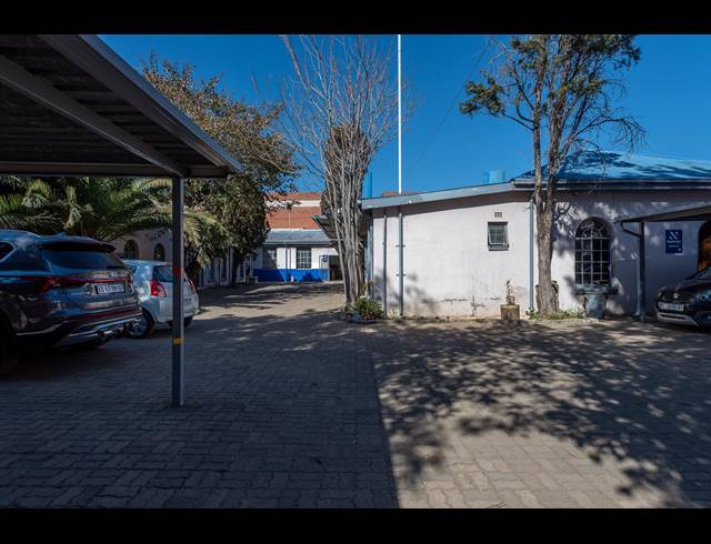 1,200M² BUILDING FOR SALE IN VILLAGE MAIN